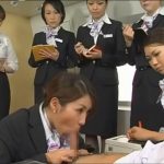 【コスプレセックス動画】エコノミークラス症候群防止のためにヌキのサービスのついた航空会社の研修の様子