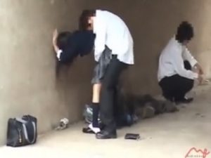 【盗撮セックス動画】制服JKが下校途中の河川敷で同級生と入れ代わり立ち代わり青姦していたところを隠し撮り