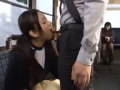 【セックスエロ動画】童顔かわいい制服娘にバスの中でセンズリ鑑賞やらせたらフェラチオしてくれたｗ