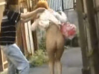 【セックスエロ動画】街で見つけたシロウトビッチにスカートめくりしたら衝撃のノーパンだったｗｗ