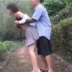 【素人セックス動画】乳首にピアスを開けた調教済みのお姉さんが公園での露出やオナニーや青姦で大興奮…