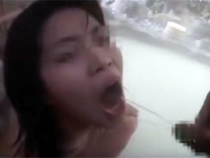 【素人セックス動画】変態女と温泉旅行…露天風呂で飲尿させ客室で乱交し絶叫しながらアクメ
