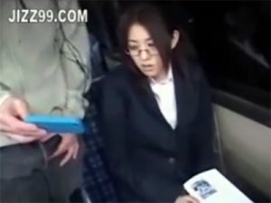 【レイプセックス動画】メガネのOLにバスでスマホのエロ動画を見せつけ車内で強姦するキチガイ男